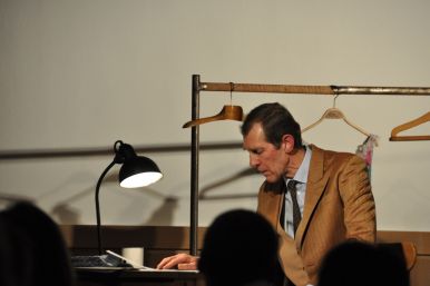 Michael Grunert mit "Schlachter-Tango" im Burgsaal der Wewelsburg